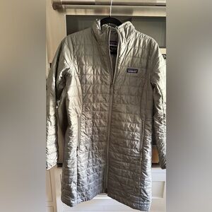 Patagonia Women's Silver Nano Puff parka 
Grey. Great condition.